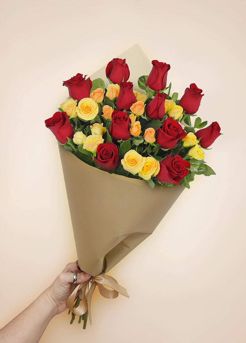 Risas 12 Rosas rojas + mini rosa amarilla
